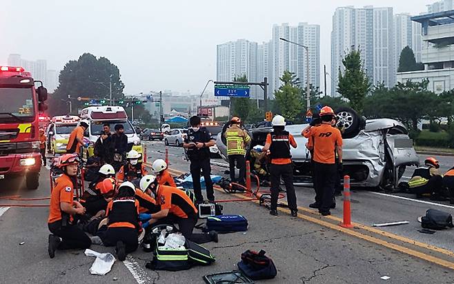 무리하게 교차로를 통과하려다 교통사고를 내 동승자 5명을 죽게 만든 40대 남성이 검찰에 구속 송치됐다. 사진은 지난 24일 경기 안산시 상록구 사거리에서 발생한 교통사고 현장. /사진=뉴스1(경기도소방재난본부 제공)