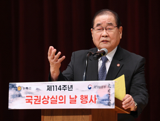 이종찬 광복회장이 지난달 29일 오전 국립서울현충원에서 열린 광복회 제114주년 국권상실의날 행사에 참석해 개식사를 하고 있다. 연합뉴스