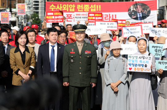 채 상병 순직 사건을 수사하다가 보직 해임된 박정훈(대령) 전 해병대 수사단장이 3일 오전 서울 용산구 중앙지역군사법원에서 열리는 항명과 상관 명예훼손 혐의에 대한 7차 공판 출석에 앞서 기자회견에 참석해 있다. 뉴시스