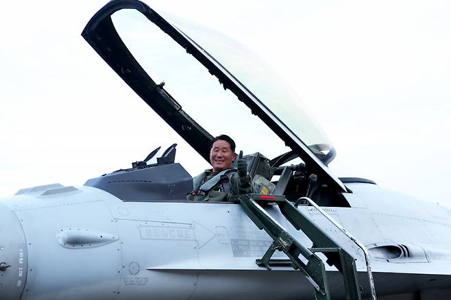 박인호 전 공군참모총장이 공군 제19전투비행단장 이임을 앞두고 KF-16C 고별비행 조종을 마치고 기념촬영을 하고 있다.[본인 제공]