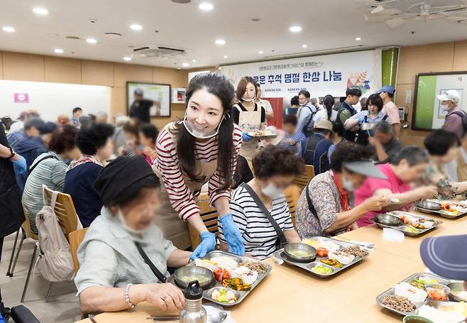 대한항공 사회봉사단 3일 서울 강서구 노인종합복지관에서 지역 어르신들에게 명절 음식을 나누고 있다. [대한항공 제공]