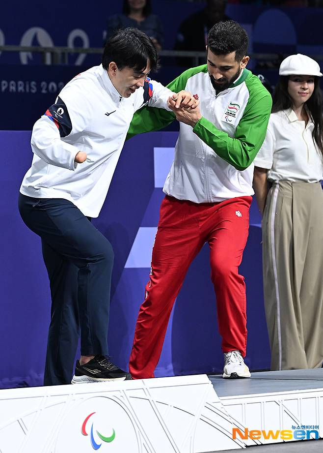 이어진 시상식, 선수들의 부축을 받으며 시상대로 올라오는 주정훈