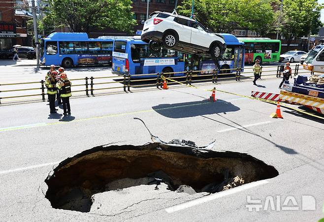 [서울=뉴시스] 황준선 기자 = 29일 서울 서대문구 성산로에 발생한 땅꺼짐 사고현장에서 사고 차량이 견인되고 있다. 2024.08.29 hwang@newsis.com