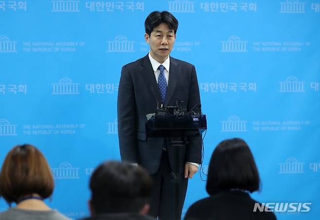 [서울=뉴시스] 고범준 기자 = 윤건영 더불어민주당 의원이 2022년 12월1일 오후 서울 여의도 국회 소통관에서 서해 피격 공무원 사건 수사 관련 문재인 전 대통령 입장 발표를 마친 뒤 취재진 질문에 답변하고 있다. 2022.12.01. bjko@newsis.com