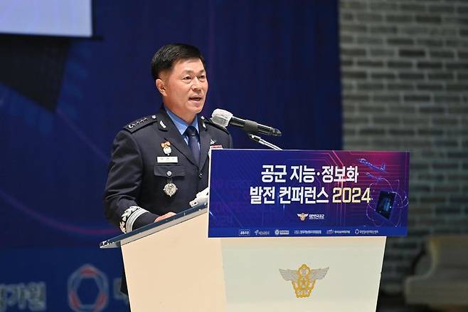 [서울=뉴시스] 이영수 공군참모총장이 3일 서울 영등포구 공군호텔에서 열린 2024년 지능·정보화 발전 컨퍼런스에서 개회사를 하고 있다. (사진=공군 제공) 2024.09.03. photo@newsis.com *재판매 및 DB 금지