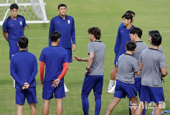 [고양=뉴시스] 최동준 기자 = 홍명보 대한민국 축구 국가대표팀 감독이 3일 경기 고양종합운동장에서 훈련을 지도하고 있다.대표팀은 오는 5일 서울월드컵경기장에서 팔레스타인과 2026 국제축구연맹(FIFA) 북중미 월드컵 3차 예선 1차전을 치른다. 2024.09.03. photocdj@newsis.com