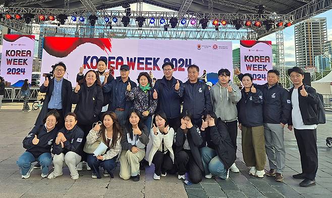 지난 1일까지 3일간 몽골 울란바토르에서 열린 ‘2024 한국주간(KOREAWEEK)’ 행사에서 전남 수출 유망품목 시장개척단이 기념촬영을 하고 있다. 전남도 제공