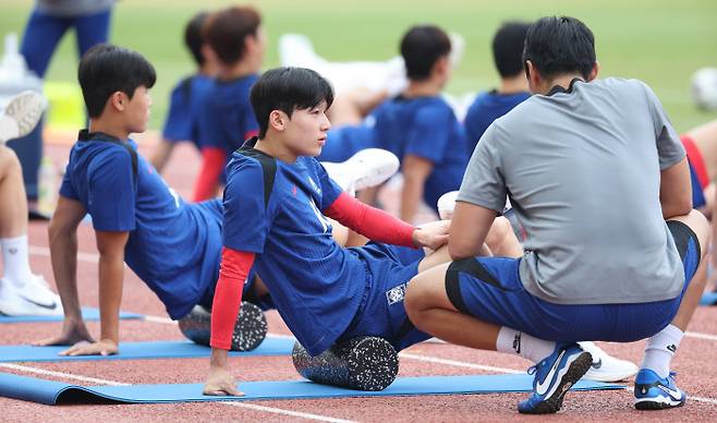 축구 대표팀 양민혁(가운데) 등 선수들이 2일 경기 고양시 고양종합운동장에서 2026 북중미 월드컵 아시아지역 3차 예선을 앞두고 훈련하고 있다. 연합뉴스