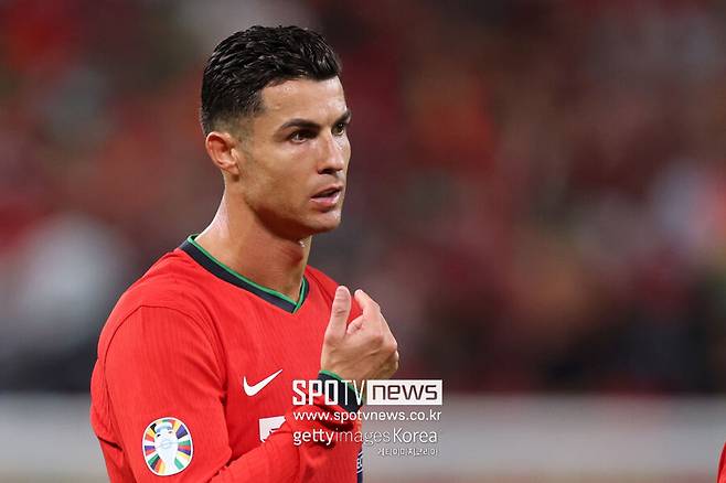 ▲ 포르투갈 대표팀 은퇴를 거부한 호날두는 요새 전세계적인 인기를 과시하고 있다. 엿새 전 'UR 크리스티아누'라는 이름의 유튜브 채널을 개설했다. 보름이 지난 지금은 5,580만 명의 구독자를 확보하면서 여전한 영향력을 과시하고 있다.