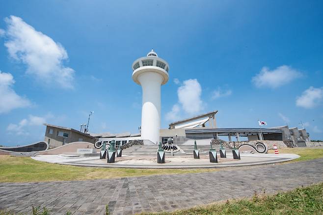 100년 역사의 마라도등대는 2022년 종합 정비 공사를 마치고 새롭게 세워졌다