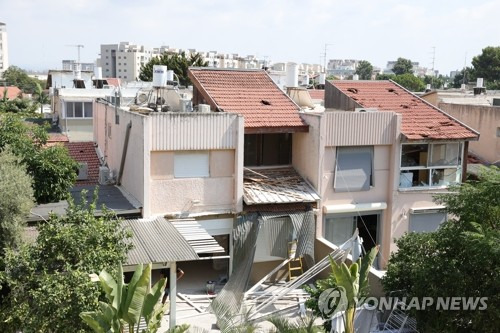 헤즈볼라 공격으로 파괴된 이스라엘 가옥 (아크레 EPA=연합뉴스) 8월25일(현지시간) 이스라엘 북부 아크레의 가옥들이 레바논 친이란 무장세력 헤즈볼라의 로켓 공격으로 파괴돼 있다. 이날 이스라엘군과 레바논 친이란 무장세력 헤즈볼라는 대규모 공습을 주고받으며 전면 충돌했다. 2024.08.26 passion@yna.co.kr