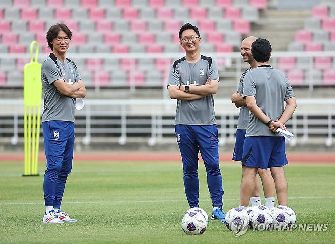 밝은 표정의 홍명보 감독 (고양=연합뉴스) 박동주 기자 = 홍명보 축구 국가대표팀 감독이 2일 경기 고양시 고양종합운동장에서 2026 북중미 월드컵 아시아지역 3차 예선을 앞두고 열린 선수들의 훈련 모습을 지켜보고 있다. 2024.9.2 pdj6635@yna.co.kr