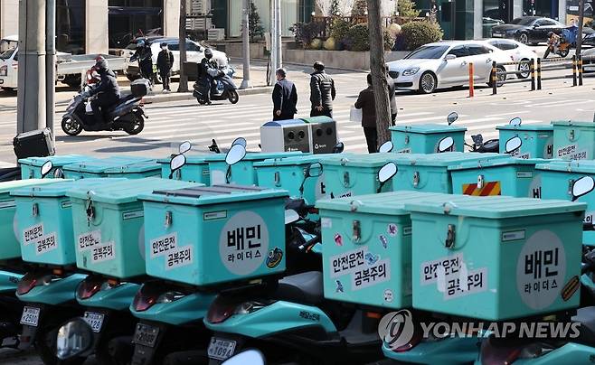 배달 오토바이 주차된 배민라이더스 센터 (서울=연합뉴스) 임헌정 기자 = 서울의 한 배민라이더스 센터. 2022.2.8 kane@yna.co.kr