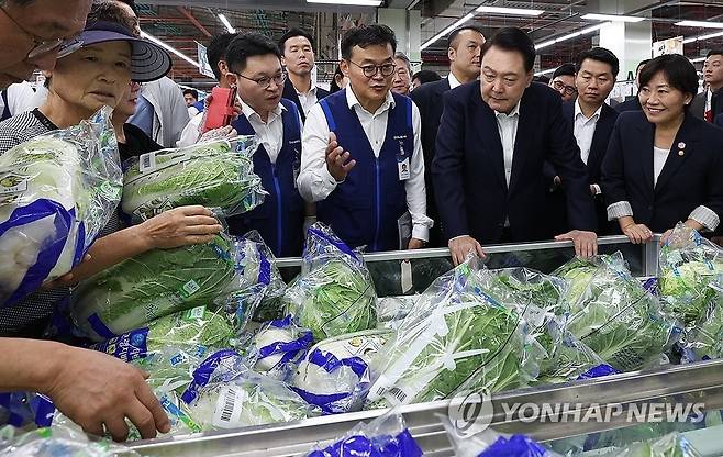 추석 명절 물가 점검하는 윤석열 대통령 (서울=연합뉴스) 홍해인 기자 = 윤석열 대통령이 3일 서울 도봉구 농협 하나로마트 창동점을 찾아 채소 판매대 앞에서 농협 관계자로부터 배추 등 농작물 작황과 가격 동향에 대한 설명을 듣고 있다. 2024.9.3 [대통령실 제공. 재판매 및 DB 금지] hihong@yna.co.kr