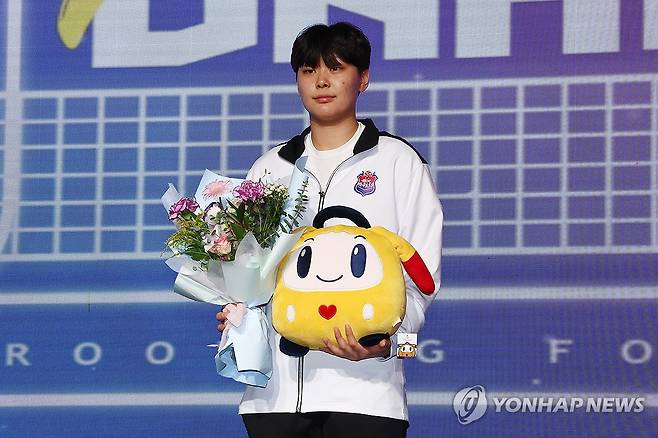 여자배구 신인 드래프트 1라운드 1순위 김다은, 한국도로공사로 (서울=연합뉴스) 서대연 기자 = 3일 오후 서울 강서구 메이필드 호텔에서 열린 2024-2025 KOVO 여자 신인선수 드래프트에서 1라운드 1순위로 한국도로공사에 지명을 받은 김다은이 기념촬영을 하고 있다. 2024.9.3 dwise@yna.co.kr