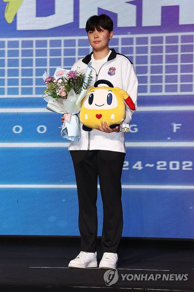 여자배구 신인 드래프트 1라운드 1순위 김다은, 한국도로공사로 (서울=연합뉴스) 서대연 기자 = 3일 오후 서울 강서구 메이필드 호텔에서 열린 2024-2025 KOVO 여자 신인선수 드래프트에서 1라운드 1순위로 한국도로공사에 지명을 받은 김다은이 기념촬영을 하고 있다. 2024.9.3 dwise@yna.co.kr