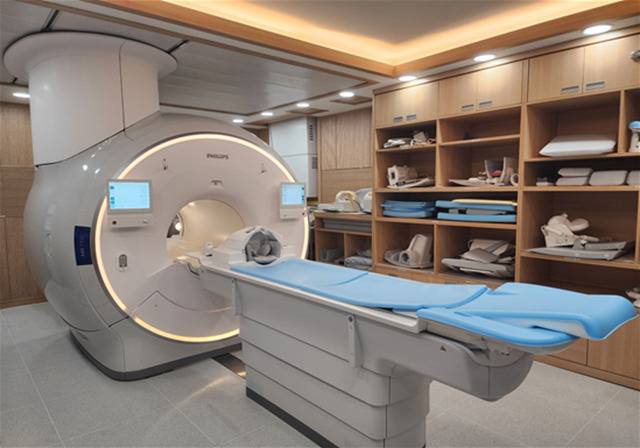 강동경희대병원이 최근 도입한 최신 MRI 장비인 '필립스 3.0T MR 7700' 모습. [사진=강동경희대병원]
