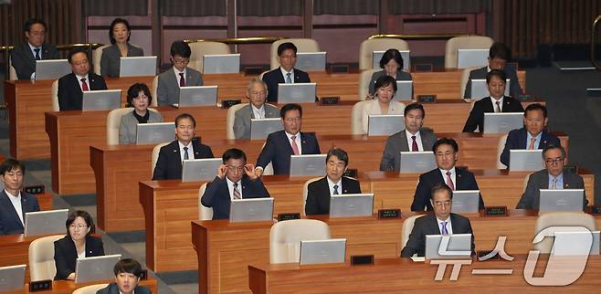 한덕수 국무총리와 국무위원들이 4일 오전 서울 여의도 국회 본회의장에서 박찬대 더불어민주당 원내대표의 교섭단체 대표연설을 듣고 있다. 2024.9.4/뉴스1 ⓒ News1 이광호 기자