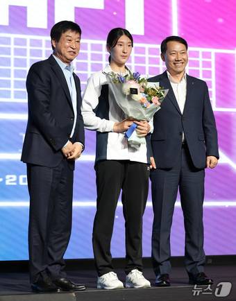 3일 서울 강서구 메이필드 호텔에서 열린 2024-2025 KOVO 여자 신인선수 드래프트에서 1라운드 6순위로 IBK기업은행에 지명된 선명여고 최연진(가운데)이 김호철 감독과 기념촬영을 하고 있다. 2024.9.3/뉴스1 ⓒ News1 김성진 기자