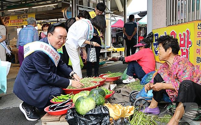 전통시장 찾은 윤병태 나주시장 ⓒ News1