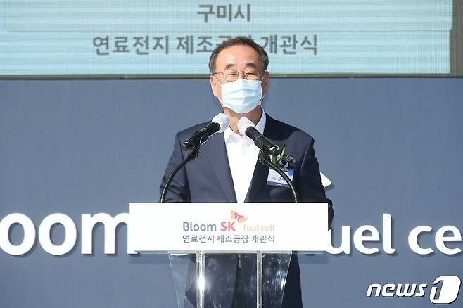 장세용 구미시장이 20일 열린 블룸SK퓨얼셀 연료전지 제조공장 개관식에서 인사말을 하고 있다. 블룸SK퓨얼셀은 SK건설과 세계적인 연료전지 제작사인 미국 블룸에너지가 고체산화물 연료전지(SOFC)의 국산화를 위해 지난 1월 설립한 합작법인으로 이 공장에서 내년에 연산 50MW 생산하고 2027년에는 400MW까지 점진적으로 확대할 계획이다. (구미시 제공) 2020.10.20/뉴스1 ⓒ News1 정우용 기자