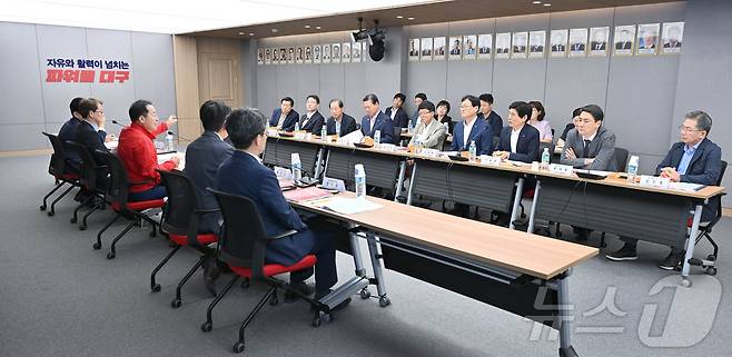 홍준표 대구시장과 대구 9개 구·군 단체장이 4일 시장·구청장·군수정책회의에 참석하고 있다. (대구시 제공) 2024.9.4/뉴스1