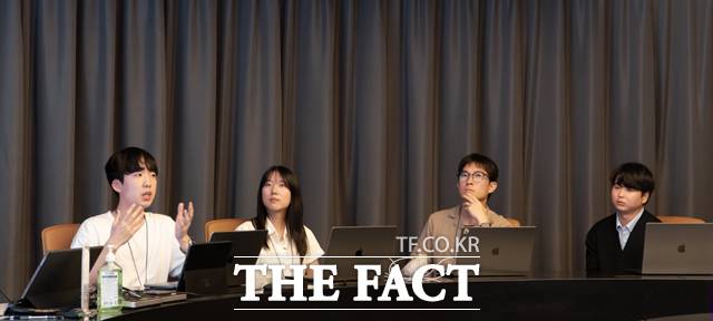 카카오엔터프라이즈와 한양대ERICA캠퍼스가 진행한 산학협력 인턴십 프로그램에 참여한 학생들이 회의 중 발표를 하고 있다. (왼쪽부터) 김태현 한양대 ERICA 학생, 박민선 학생, 강건 학생, 김민재 학생. /카카오엔터프라이즈