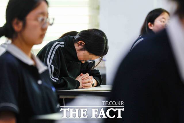 4일 서울 영등포구 여의도여고에서 열린 '2025학년도 대학수학능력시험 9월 모의평가'에 앞서 수험생들이 시험 시작을 기다리고 있다. /이새롬 기자
