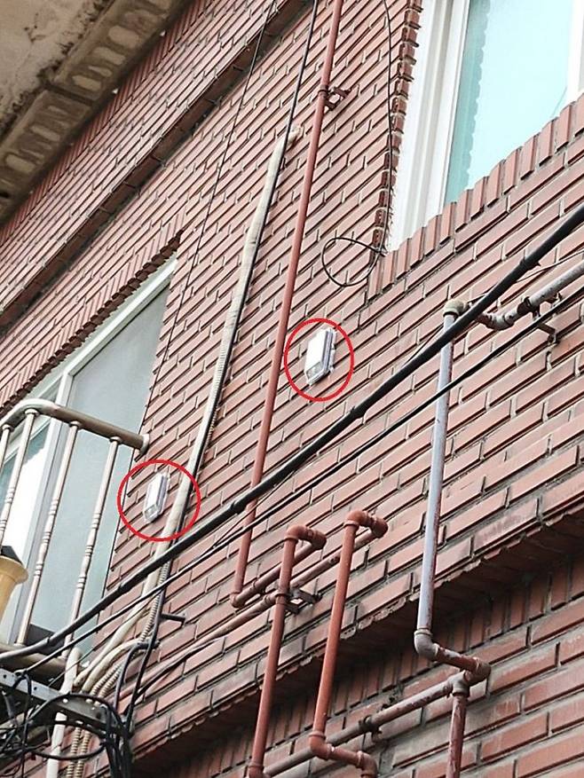 다가구 주택 외벽에 설치한 침입감지장치 모습. 강북구 제공.