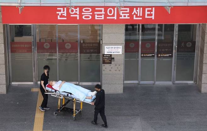 국 곳곳에서 응급실 운영이 파행을 겪고 있는 가운데 정부가 4일 군의관 등 보강 인력을 긴급 배치했다. [사진출처=연합뉴스]