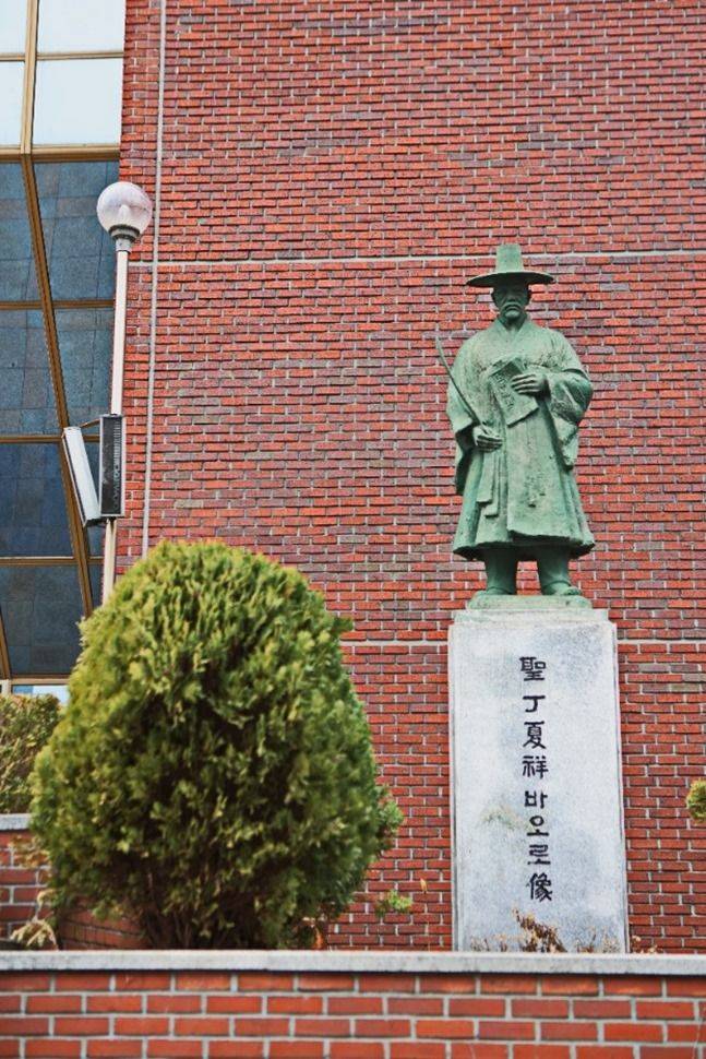 성당 전면에 서 있는 정하상 바오로 상 ⓒ