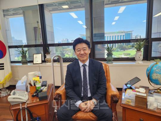 박상철 국회입법조사처장이 서울 여의도에 위치한 국회입법조사처 사무실에서 기자와 인터뷰하고 있다. [윤선영 기자]