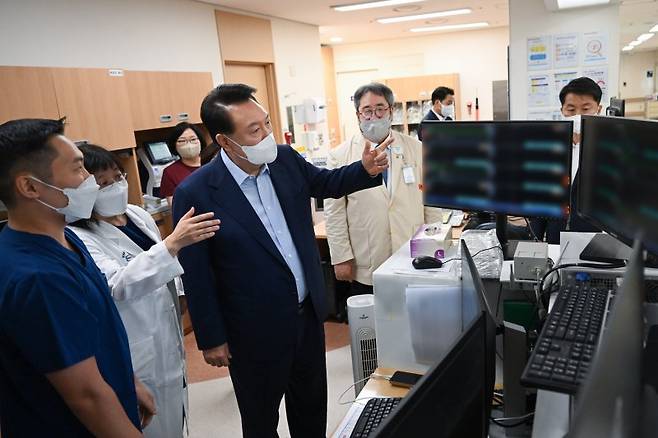 윤석열 대통령이 4일 경기도 가톨릭대학교 의정부성모병원 권역응급의료센터를 찾아 현장 점검하고 있다. (사진=대통령실 제공) /사진=뉴시스화상