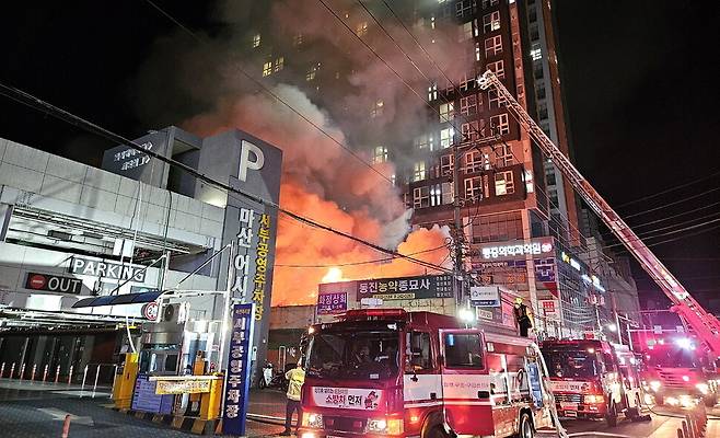 지난 3일 밤 경남 창원시 마산어시장의 ‘옛 소금창고’ 상가에 불이 나서 점포 28개를 불태웠다. 창원소방본부 제공