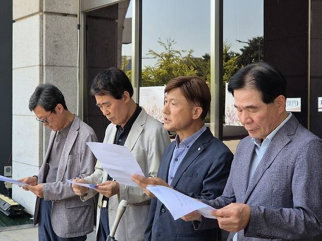 4일 오후 한국방송(KBS) 야권 이사 4명이 한국방송 본관 앞에서 기자회견을 열어 새 이사 추천·임명 처분에 관한 법원의 빠른 효력정지 결정을 촉구하고 있다. 박강수 기자