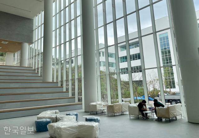 임대형 캠퍼스 내 들어선 학술문화지원센터 로비 모습. 마무리 공사가 한창이다.