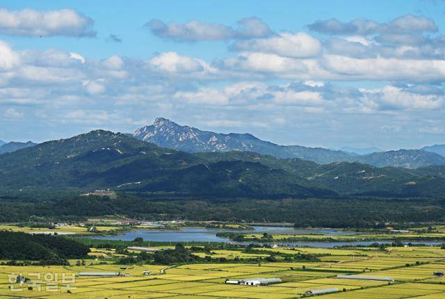 뒤편 바위산은 북한 땅 고암산(780m)이다. 이곳에서 전투를 지휘한 김일성이 철원평야를 빼앗기고 통곡했다는 이야기가 전해진다.
