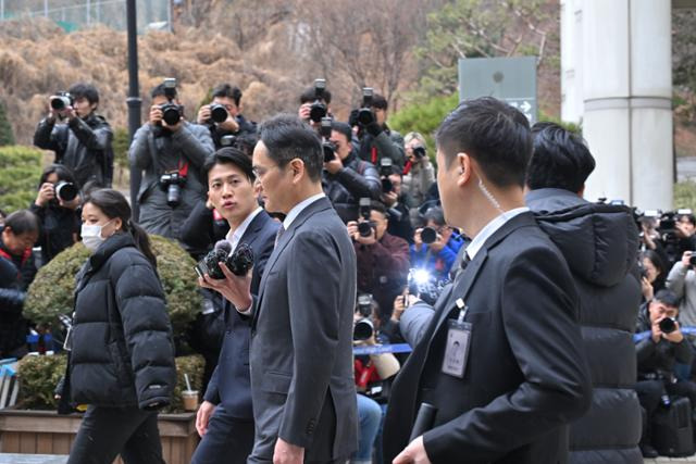 이재용 삼성전자 회장이 5일 서울 서초구 서울중앙지법에서 열린 회계부정·부당합병 관련 1심 선고 공판에서 무죄를 선고 받은 뒤 법정을 나서고 있다. 정다빈 기자