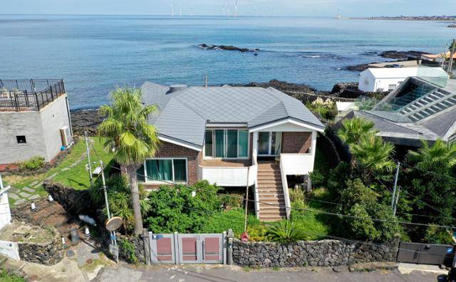 전주지검은 지난달 30일 제주시 한림읍에 위치한 문다혜씨 소유의 주택을 압수수색했다. 언론에 '별장'이라고 보도된 이 주택은 문다혜씨가 문재인 전 대통령의 멘토로 알려진 송기인 신부로부터 2022년 7월에 구입한 것으로 알려졌다. 사진은 3일 오전 제주시 한림읍 소재 주택 모습. 제주=뉴시스