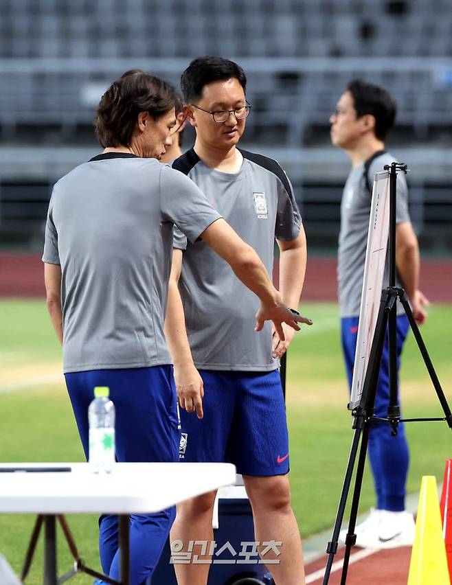 홍명보 감독이 3일 오후 경기 고양시 고양종합운동장에서 진행된 축구국가대표 훈련에서 전력구상을 하고 있다. 주장 손흥민 등 해외파까지 모두 합류해 완전체로 훈련을 시작한 대한민국 축구대표팀은 5일 서울월드컵경기장에서 '2026 국제축구연맹(FIFA) 북중미 월드컵' 3차 예선 팔레스타인전을 치르고 10일에는 오만과의 원정경기를 갖는다. 고양=김민규 기자 mgkim1@edaily.co.kr /2024.09.03/