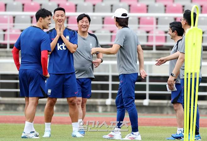 홍명보 감독이 2일 오후 경기 고양시 고양종합운동장에서 진행된 축구국가대표 첫 소집훈련에서 정승현, 박용우 등과 얘기를 나누고 있다. 신임 홍명보 감독이 이끄는 대한민국 축구대표팀은 이날 첫 훈련에서 양민혁을 비롯한 K리거 12명과 유럽파 이재성, 엄지성 등 19명이 호흡을 맞춘다. 주장 손흥민과 김민재, 이강인 등 나머지 선수들은 3일까지 순차적으로 합류할 예정이다. 한편, 대표팀은 5일 서울월드컵경기장에서 '2026 국제축구연맹(FIFA) 북중미 월드컵' 3차 예선 팔레스타인과의 1차전을, 10일 오만과의 2차전을 원정경기로 치른다. 고양=김민규 기자 mgkim1@edaily.co.kr /2024.09.02/