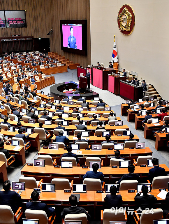 박찬대 더불어민주당 원내대표가 4일 오전 서울 여의도 국회에서 열린 본회의에서 교섭단체 대표연설을 하고 있다. [사진=곽영래 기자]