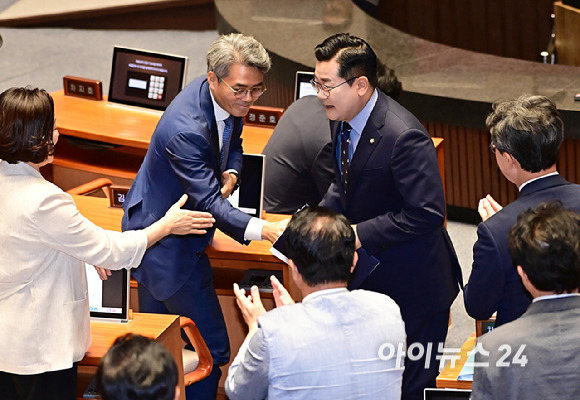 박찬대 더불어민주당 원내대표가 4일 오전 서울 여의도 국회에서 열린 본회의에서 교섭단체 대표연설을 마친 뒤 동료의원들과 인사를 하고 있다. [사진=곽영래 기자]