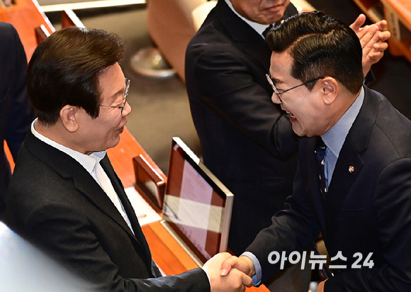 박찬대 더불어민주당 원내대표가 4일 오전 서울 여의도 국회에서 열린 본회의에서 교섭단체 대표연설을 마친 뒤 이재명 당대표와 악수를 하고 있다. [사진=곽영래 기자]