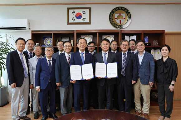 오늘 평택대학교에서 이동현 총장이  대한예수장로회 총회와 업무협약식을 마치고 기념 촬영을 하고 있다.[사진=평택대학교]