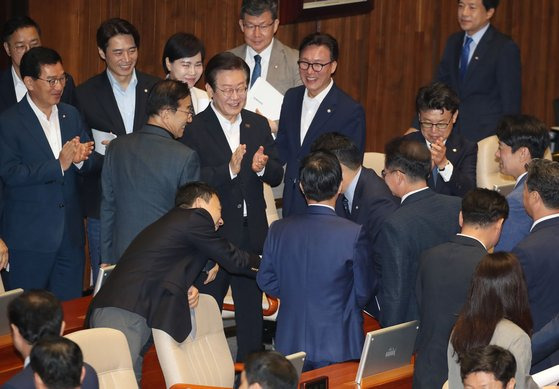 이재명 더불어민주당 대표가 4일 오전 서울 여의도 국회에서 열린 본회의에서 교섭단체 대표연설을 마친 박찬대 원내대표를 향해 박수를 보내고 있다. 뉴스1