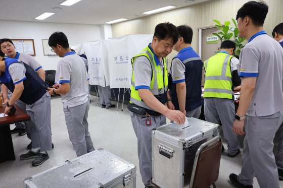 한국GM 인천 부평공장에서 한국GM 노조 조합원들이 올해 임단협 잠정 합의안에 대한 찬반투표를 하고 있다. 사진 연합뉴