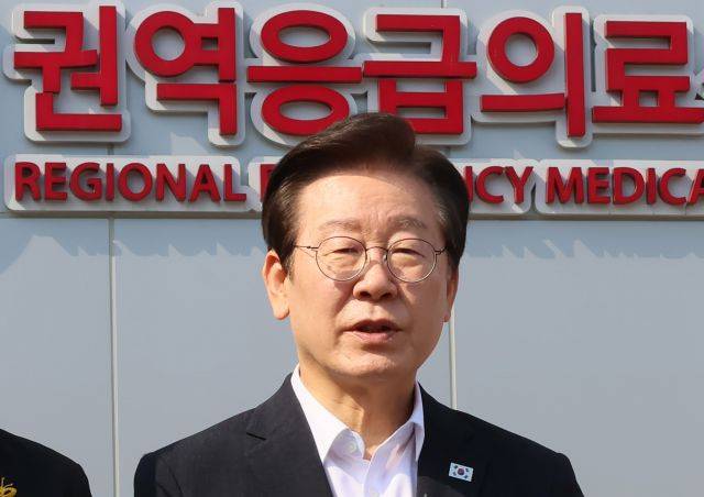 불어민주당 이재명 대표가 4일 민주당 의료대란대책특위와 함께 서울 성북구 고려대학교 안암병원을 방문, 추석명절 의료 대응 여력 등을 살핀 뒤 취재진 질문에 답하고 있다. 연합뉴스