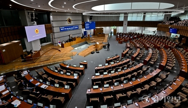 경기도의회가 고양 ‘K-컬처밸리’ 사업 관련 행정사무조사 안건과 추경 예산안의 우선 처리를 놓고 여야간 이견으로 4일 파행했다. 4일 오후 경기도의회 본회의장 의원석들이 비어있다. 윤원규기자