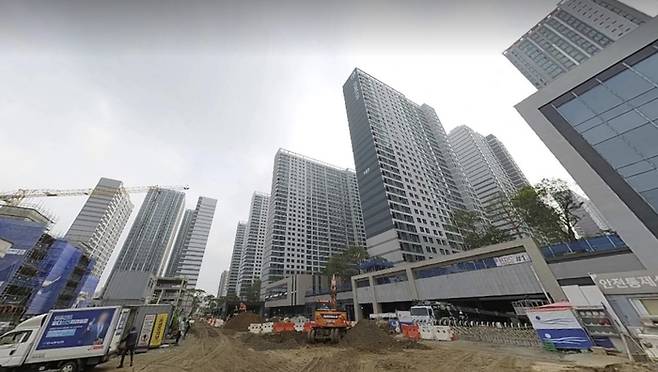 마무리 공사가 한창 진행 중인 올림픽파크 포레온 단지 전경 [사진 = 다음 로드뷰]